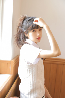 美女脱内衣露出了奶头